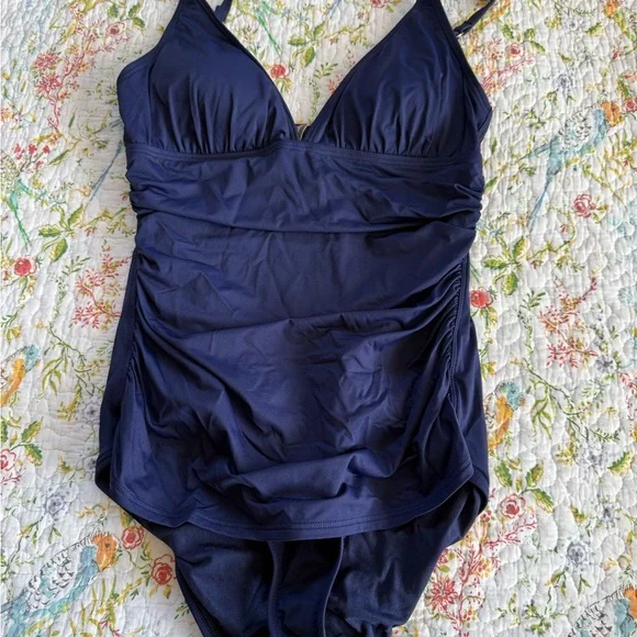 Tommy Bahama Pearl One-Piece Swimsuit size 10. LIke new! Slimming! - Picture 2 of 7